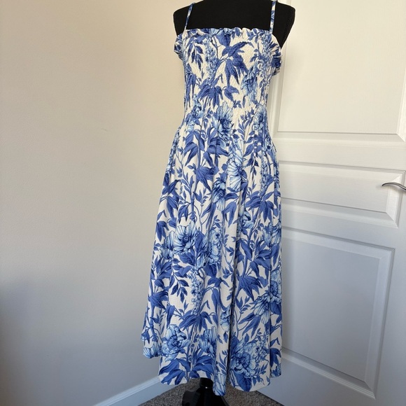 H&M Floral Print Smocked Waist Midi Dress in Blue and White - Picture 16 of 17